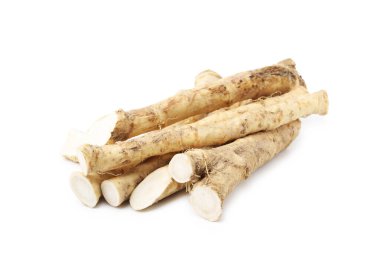 Taze çiğ yabanturpu kökleri beyaza izole edilmiş.