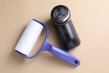 Bej arka planda iplik silindiri ve kumaş traşı, düz yatış