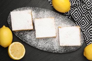 Lezzetli limonlu kekler ve siyah masada taze meyveler.