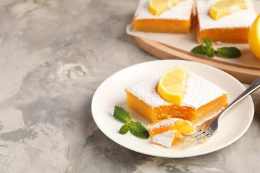 Gri mermer masada naneli limonlu çikolatalar, yakın plan. Metin için boşluk