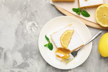 Nane ve taze meyveli lezzetli limonlu kekler gri mermer masa, düz yatak. Metin için boşluk