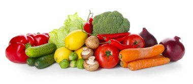 Taze taze sebze ve limon yığınları beyazın üzerinde izole edilmiş.