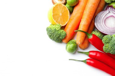 Farklı taze çiğ sebzeler ve beyaz ahşap masada limon. Metin için boşluk