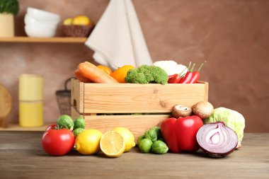 Farklı taze taze sebzeler ve ahşap masa üzerindeki meyveler.