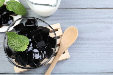 Lezzetli bitkisel jöle, nane ve süt gri ahşap masa, düz yatak. Metin için boşluk
