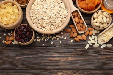 Tahıl yapıyorum. Yulaf gevreği, kurutulmuş meyve ve ahşap masa üzerindeki diğer malzemeler, düz yatak. Metin için boşluk