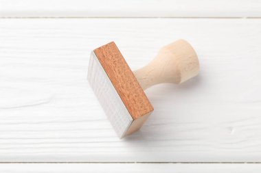 Beyaz masa üzerinde bir tahta damga, üst manzara.