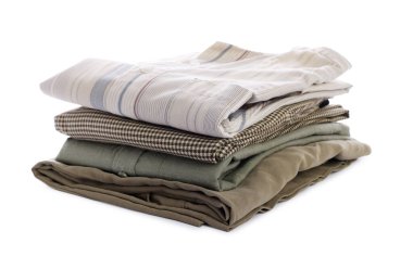 Beyaz üzerine izole edilmiş temiz giysiler yığını