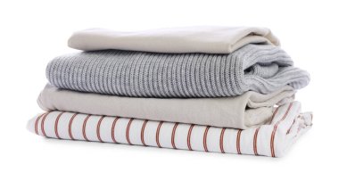 Beyaz üzerine izole edilmiş katlanmış giysi yığını