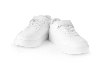 Beyaza izole edilmiş bir çift çocuk ayakkabısı. Şık ayakkabılar.