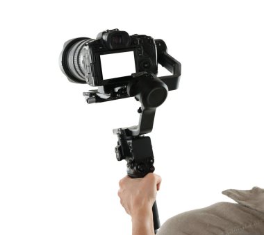 Kamerayı beyaz arkaplanda, yakın planda kullanan kameraman