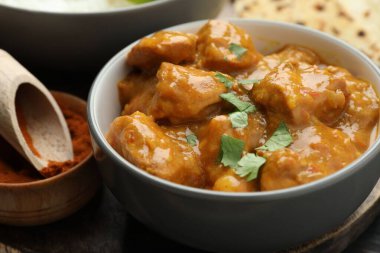 Kişniş ve baharatlı leziz tavuk tikka masala, yakın plan.