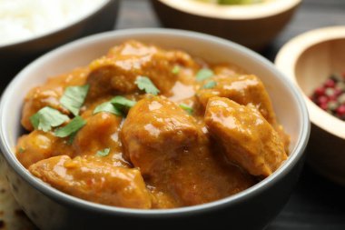 Masada kişniş soslu nefis tavuk tikka masala, yakın plan.