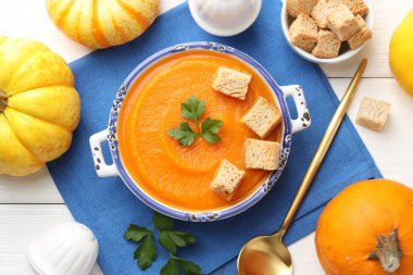 Maydanozlu balkabağı kremalı çorba, kızarmış ekmek, sebze ve salyangozlar beyaz ahşap masada, düz yatıyordu.