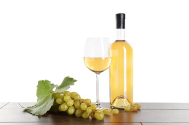 Beyaz arka planda cam, şişe ve üzümlü lezzetli şarap.