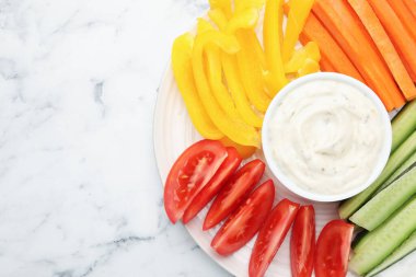 Farklı taze sebzeler ve soslar beyaz mermer masa, üst manzara. Metin için boşluk