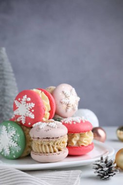 Beyaz masada lezzetli noel kurabiyeleri, yakın plan. Metin için boşluk
