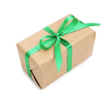 Beyaz kurdeleli bir hediye kutusu.