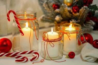 DIY fenerleri. Cam kavanozlarda mum yakmak ve pencere pervazlarında Noel dekorasyonu yapmak.