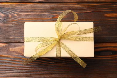 Ahşap arka planda güzel bir hediye kutusu, üst manzara