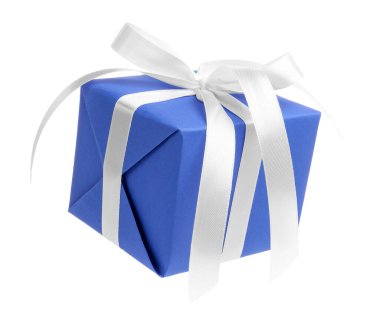 Beyaz arkaplana karşı havada güzel bir hediye kutusu