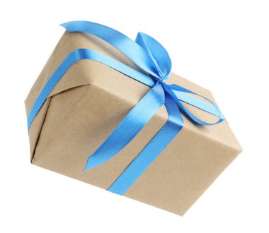 Beyaz arkaplana karşı havada güzel bir hediye kutusu