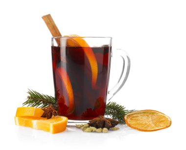 Cam bardakta baharatlı sıcak şarap, portakal dilimleri ve beyaz üzerine izole edilmiş köknar dalları.