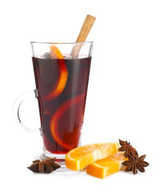 Lezzetli sıcak şarap, portakal dilimleri ve beyaz üzerine izole edilmiş anason.