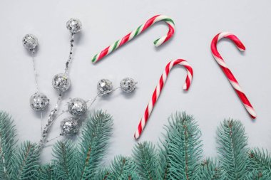 Düz kompozisyon ve arka planda şeker kamışı vardı. Noel hediyesi