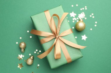 Yeşil arka planda hediye ve dekorla güzel bir Noel kompozisyonu.