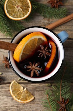 Lezzetli sıcak şarap, baharatlar ve köknar dalları ahşap masa üzerinde, düz yatıyordu.