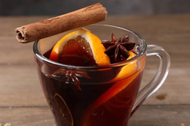 Lezzetli, cam bardakta baharatlı şarap, yakın plan.