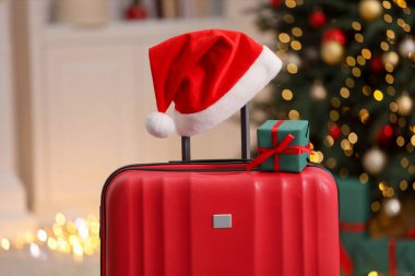 Noel tatili. İçinde Noel Baba şapkası ve hediye kutusu olan bavul, kapalı.