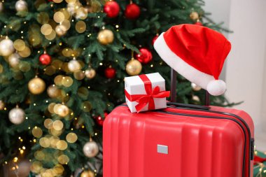 Noel tatili. İçinde Noel Baba şapkası ve hediye kutusu olan bavul. Kapalı. Metin için boşluk