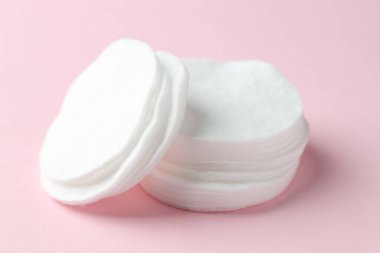 Pembe arka planda temiz pamuk pedleri, yakın plan