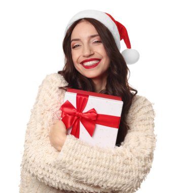 Güzel kadın Noel Baba şapkası takıyor ve beyaz arka planda Noel hediyesi var.