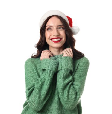 Beyaz arka planda Noel Baba şapkalı çekici bir kadın portresi. Noel sezonu