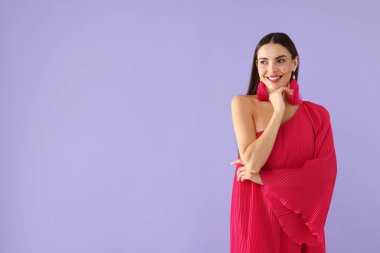 Mor arkaplanda poz veren güzel kadın, metin için boşluk