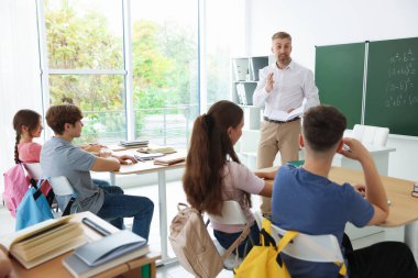 Sınıfta ders sırasında öğretmen ve öğrenciler