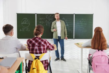 Sınıfta ders sırasında öğretmen ve öğrenciler