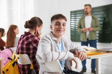 Sınıfta ders sırasında öğretmen ve öğrenciler, seçici odaklanma