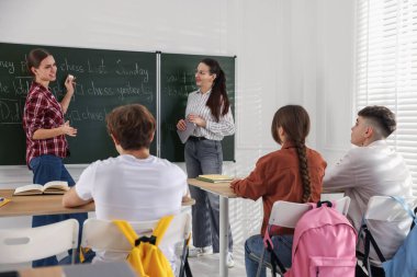 Sınıfta ders sırasında öğretmen ve öğrenciler