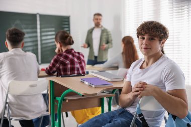 Sınıfta ders sırasında öğretmen ve öğrenciler, seçici odaklanma