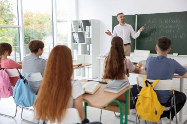 Sınıfta ders sırasında öğretmen ve öğrenciler