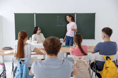 Sınıfta ders sırasında öğretmen ve öğrenciler