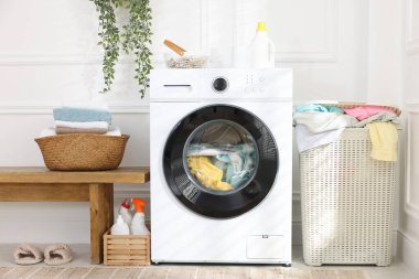 Çamaşır sepetleri, çamaşır ve çamaşır makineleri.