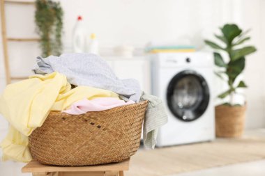 İçerideki ahşap masada giysileri olan çamaşır sepeti, yakın çekim. Metin için boşluk