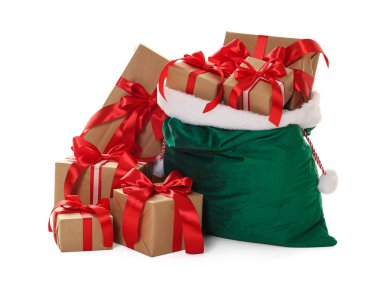 Noel Baba çantası, Noel hediyeleri beyaza izole edilmiş.