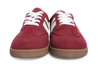 Beyazlar üzerinde izole edilmiş şık spor ayakkabılar.