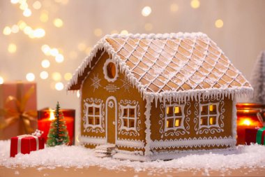 Güzel zencefilli kurabiye evi ve Noel dekoru bulanık ışıklara karşı, yakın plan